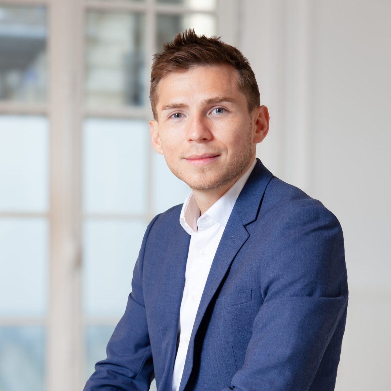 portrait professionnel de jean-marc noyer avocat au barreau de Paris dans ses locaux